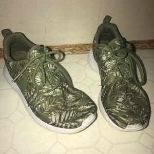 Nike Roshe One - Size 6